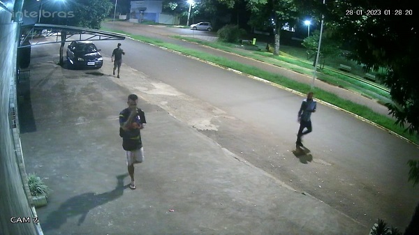 Câmera de segurança mostra bandidos levando veículo durante madrugada em Ubiratã