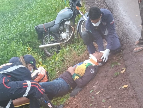 Homem cai de moto e SAMU é acionado em Ubiratã