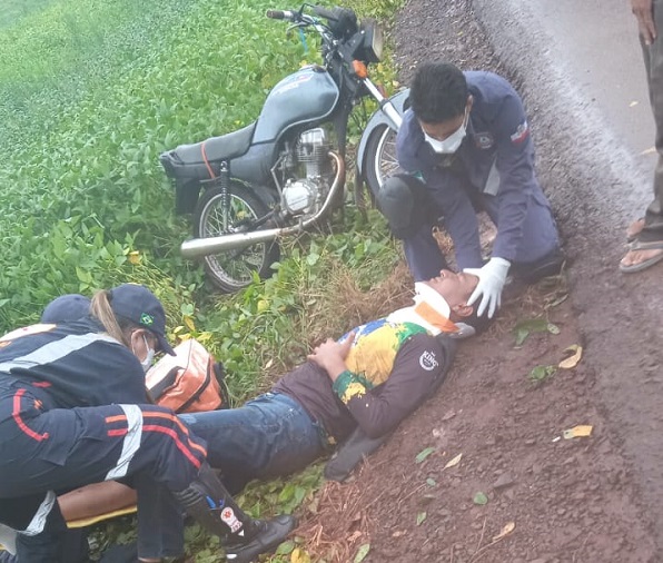Homem cai de moto e SAMU é acionado em Ubiratã