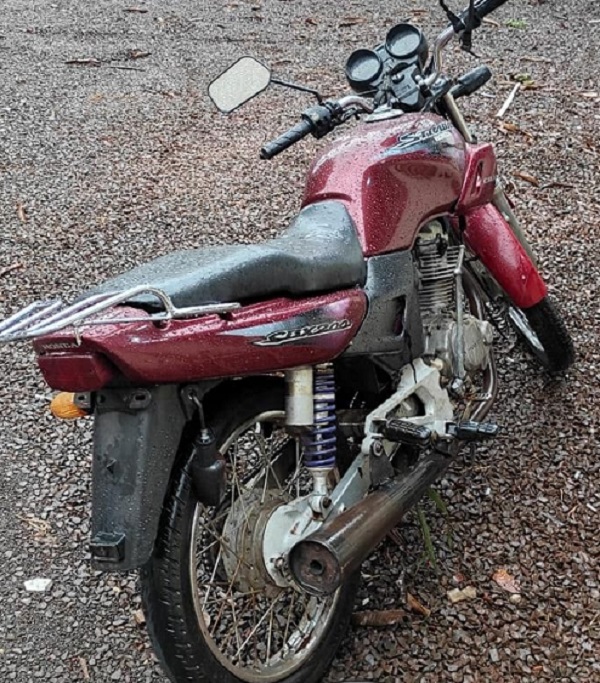 Polícia Militar aprender moto e capacete utilizada em furto de joalheria em Juranda