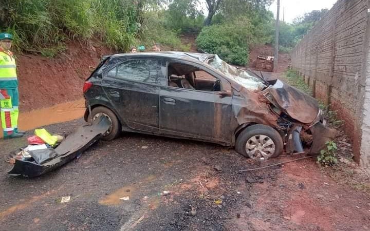Padre morre após capotar e cair com carro em ribanceira na BR 369 no Norte do Paraná