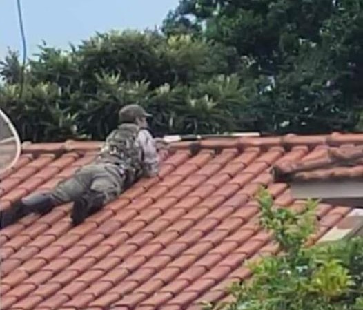 Vestido de ‘franco atirador’, homem atira do telhado e morre em confronto no Paraná