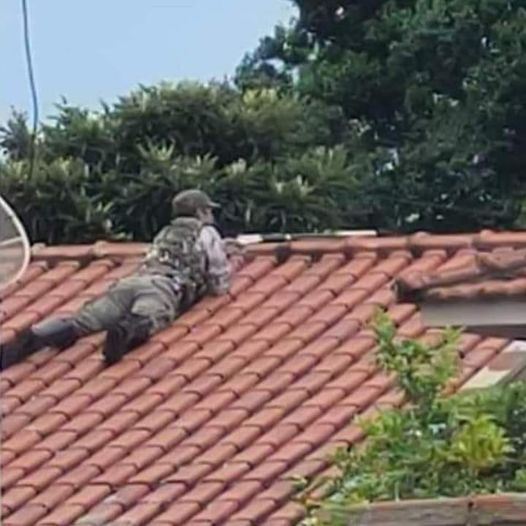Vestido de ‘franco atirador’, homem atira do telhado e morre em confronto no Paraná
