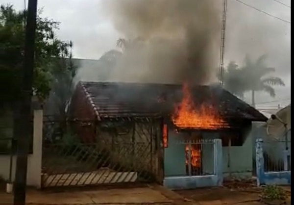 Homem em surto psicótico queima a casa e sai nu na rua em Eng. Beltrão