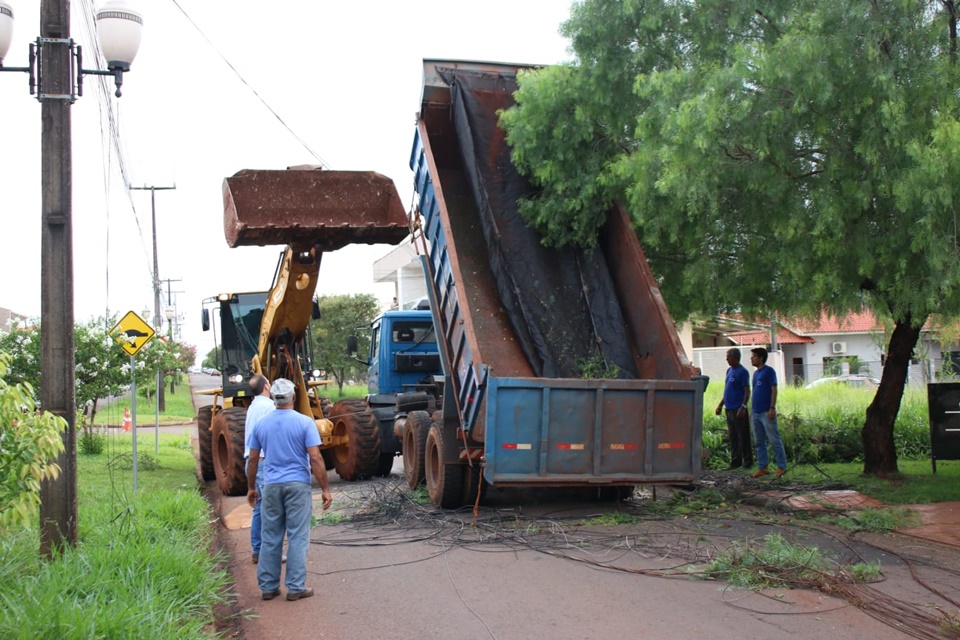 Ladrão causa caos na rede elétrica ao sair com caçamba levantada de caminhão no centro de C. Mourão