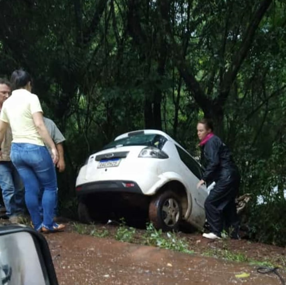 Colisão entre carro e ônibus deixa quatro feridos na PR 462