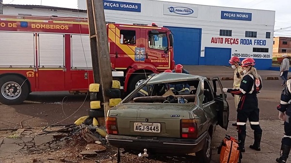 Jovem de 17 anos morre após pegar carro escondido dos pais e bater em poste em Campo Mourão