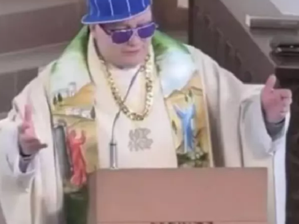 VÍDEO: Padre faz rap usando trajes descolados durante missa e viraliza na web