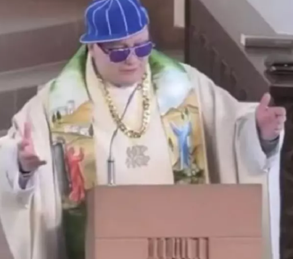 VÍDEO: Padre faz rap usando trajes descolados durante missa e viraliza na web