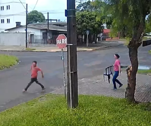 VÍDEO: Mulher corre atrás de ladrão com cadeira e evita assalto em Cascavel