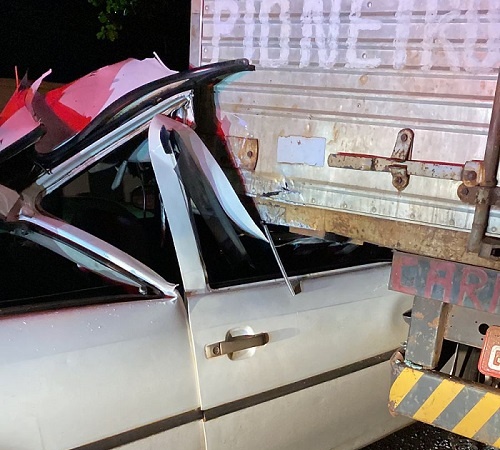 Veículo colide na traseira de caminhão estacionado na Avenida Ascânio em Ubiratã