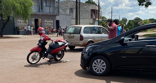 Acidente entre carro e Biz é registrado na Avenida Carmen Ribeiro Pitombo