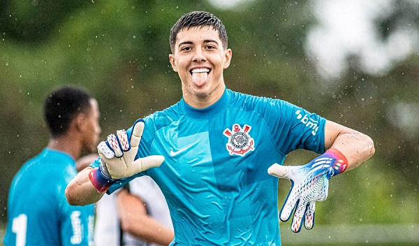 Com apenas 15 anos goleiro de Campo Mourão vai jogar no Corinthians