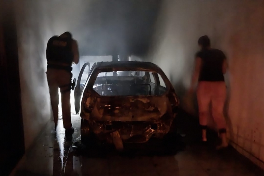 Veículo é incendiado na garagem de residência em Campina da Lagoa