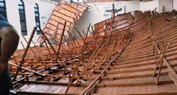 Ventos fortes derrubam telhado de igreja em Formosa do Oeste