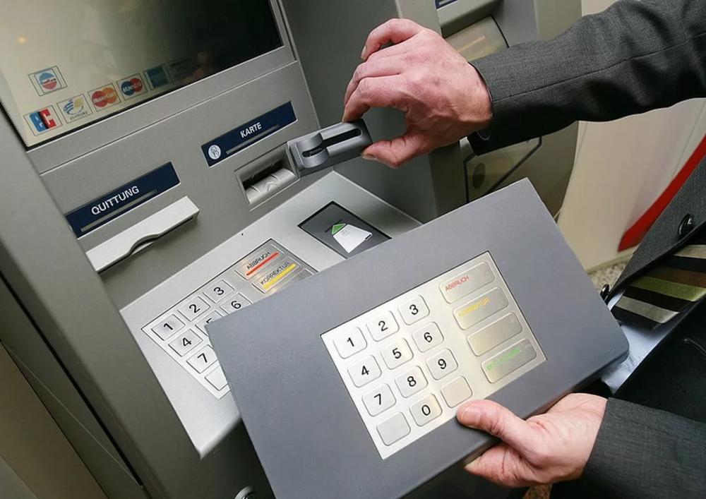 Equipamento que trava cartões em caixa eletrônico foi encontrado em agência bancária de Ubiratã