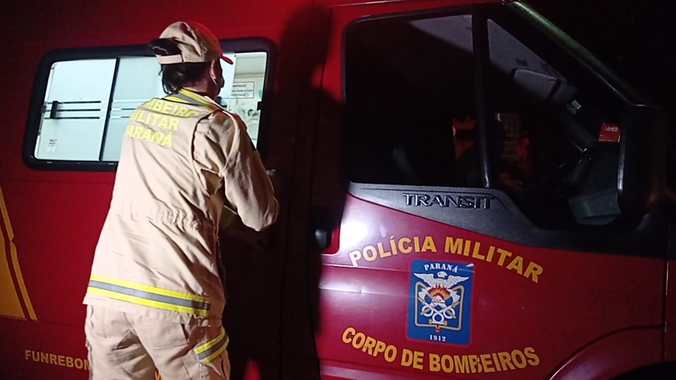 Carro com moradores de Ubiratã bate em ônibus em Campo Mourão