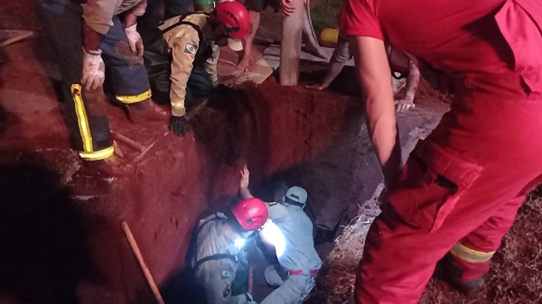 Menina de 1 ano e meio cai em buraco de obra enquanto brincava em Mamborê