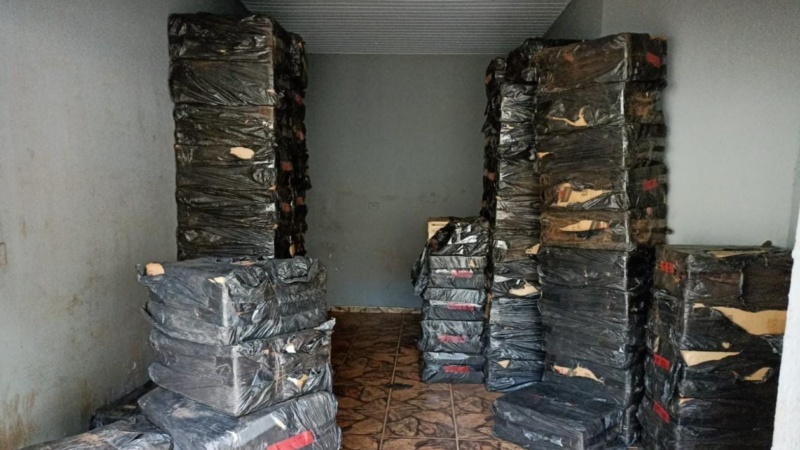 Policia Militar apreende cerca de 40 mil maços de cigarros em barracão em Campo Mourão