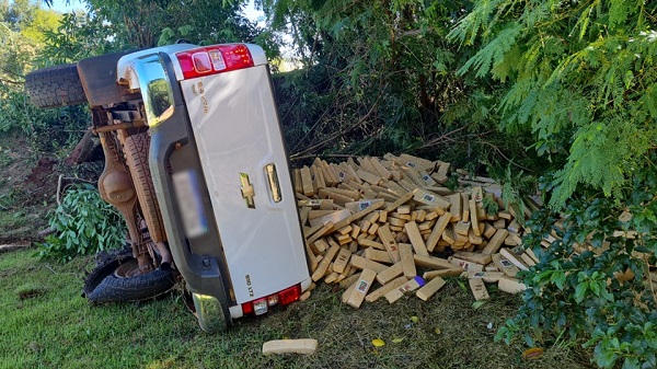 Caminhoneta com uma tonelada de drogas capota e PRF faz apreensão