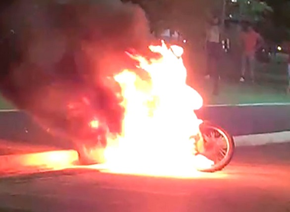 Homem joga gasolina e põe fogo em moto da ex-namorada em Goioerê