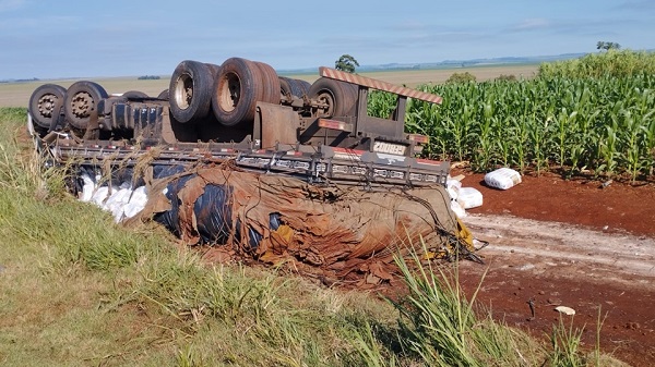 Motorista tomba caminhão carregado com açúcar na PR-317