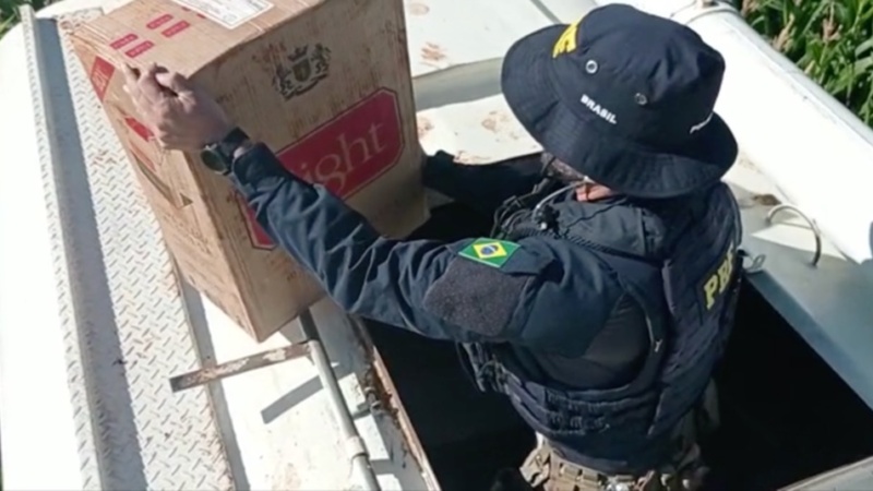 Após perseguição de 25 km, PRF apreende caminhão com cigarros contrabandeados