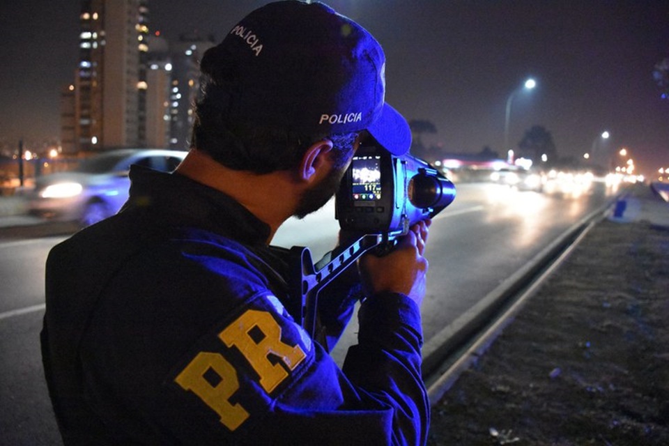 PRF flagra 8,4 mil carros acima da velocidade durante o feriado de Tiradentes no Paraná