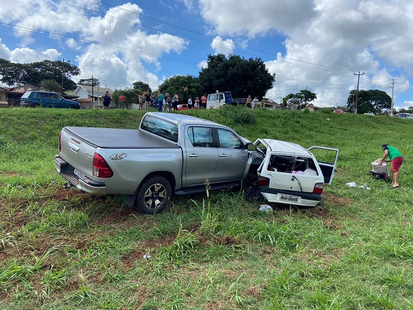 Veja o vídeo da colisão envolvendo uma Hilux e um Uno na BR 369 em Ubiratã