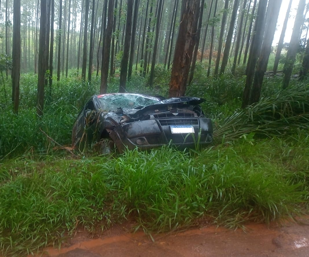 Veículo de empresa de Ubiratã aquaplana e bate em árvores entre Goioerê e Moreira Sales