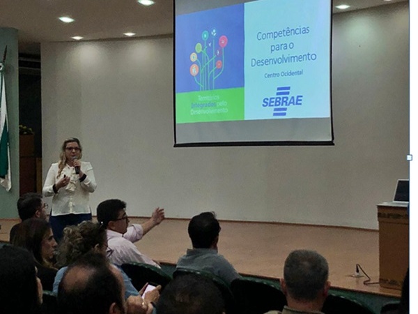 Evento do programa Paraná Produtivo reuniu representantes do governo do estado e de 18 municípios da Comcam em Campo Mourão