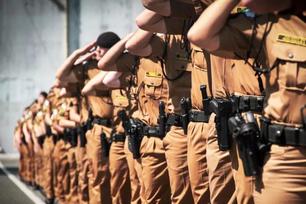 Ratinho Jr autoriza concurso público com 360 vagas para policiais e bombeiros