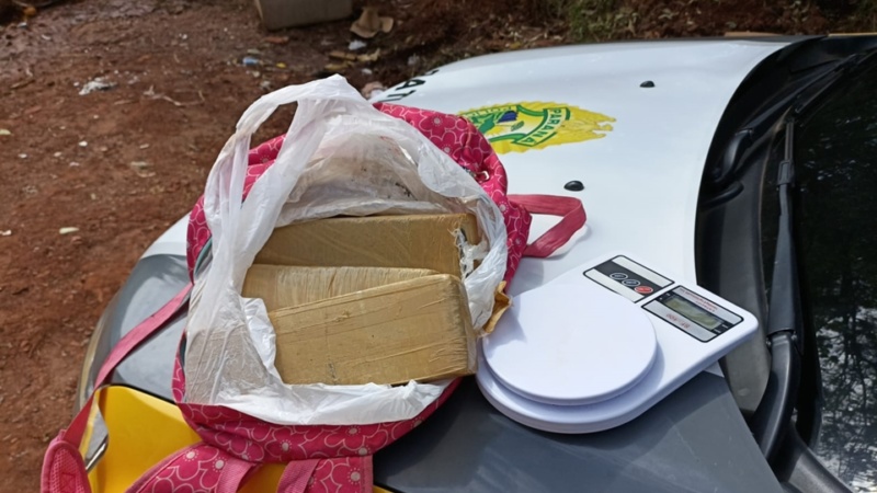 Policia Militar apreende bolsa com quase 2 kg de maconha em Mamborê