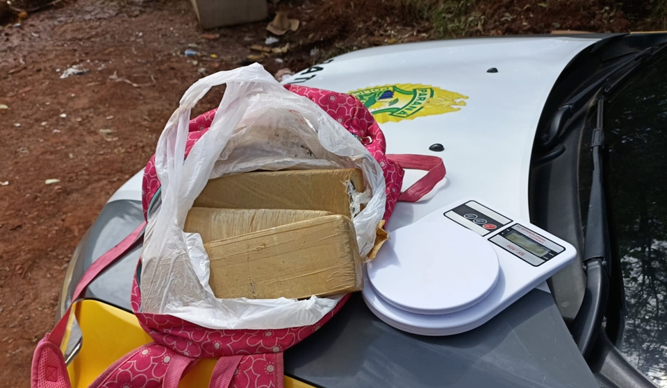 Policia Militar apreende bolsa com quase 2 kg de maconha em Mamborê