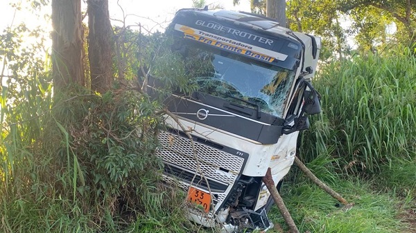 Motorista passa mal e caminhão-tanque vai parar fora da pista na BR 369