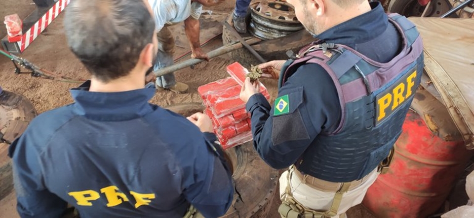 PRF prende motorista com 902 kg de maconha escondidos em pneus de carreta em Ubiratã