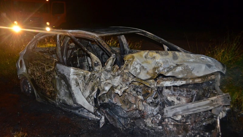 Carro pega fogo após colisão e duas pessoas ficam feridas na Rodovia Vassilio Boiko