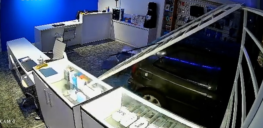 Bandidos invadem e furtam loja com carro furtado em Cafelândia