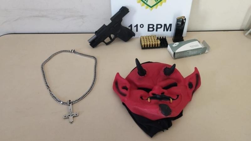 Homem com “máscara satânica” assusta estudantes e acaba detido com arma e munições em Farol