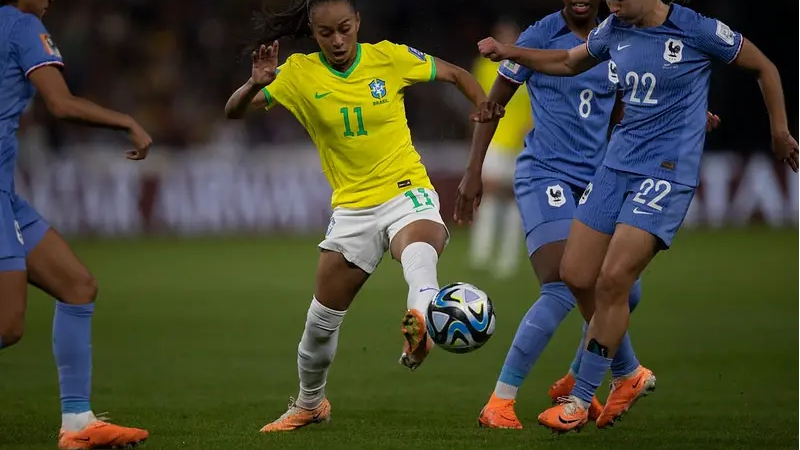 Seleção brasileira perde da França e liga sinal de alerta na Copa do Mundo
