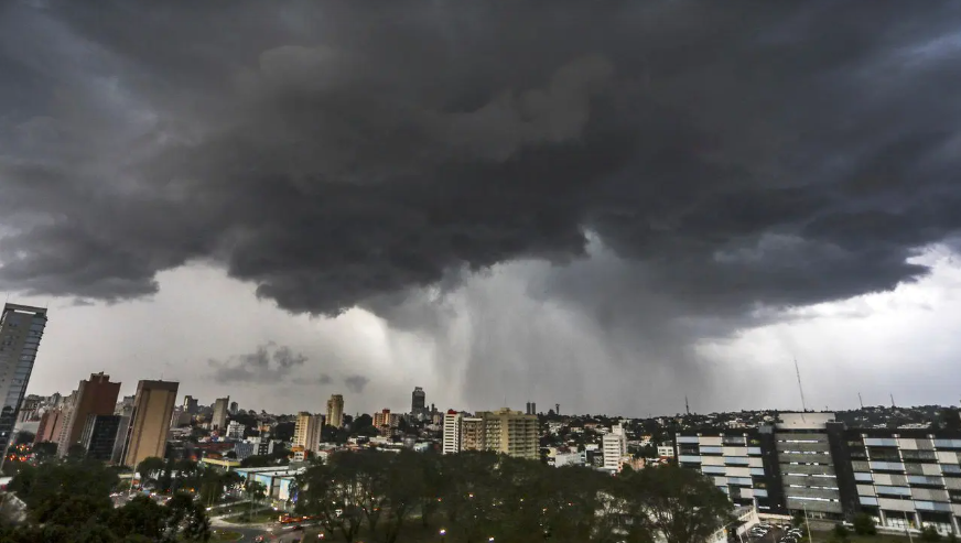 Ventos fortes e chuva causam estragos no Paraná; alerta segue para hoje