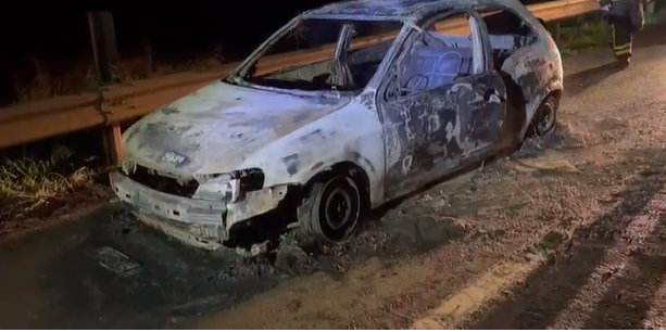 Veículo é encontrado incendiado na BR 369 em Ubiratã