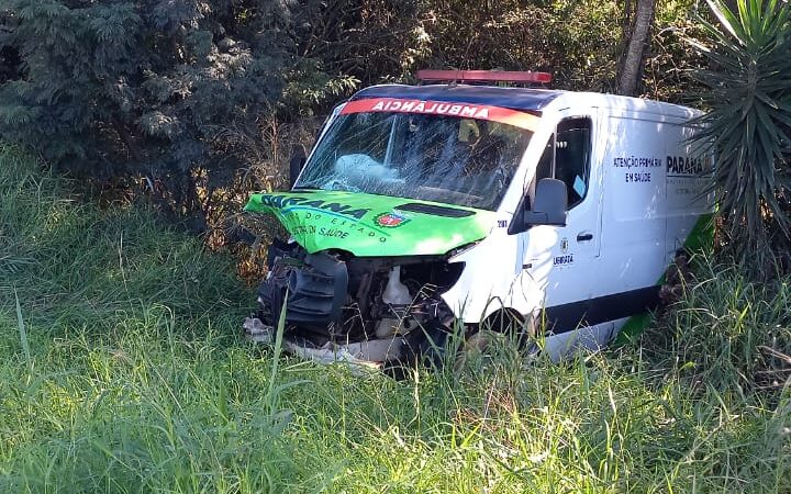 Motoristas ficam feridos em acidente envolvendo Ambulância de Ubiratã na BR 369
