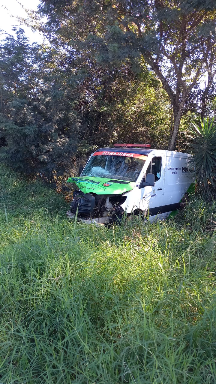 Motoristas ficam feridos em acidente envolvendo Ambulância de Ubiratã na BR 369