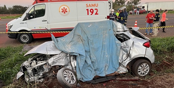 Duas pessoas morrem em acidente entre carro e caminhão na BR 369