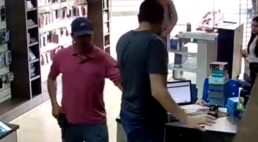 Veja o vídeo: Ladrões armados rendem funcionários e roubam loja em Nova Aurora