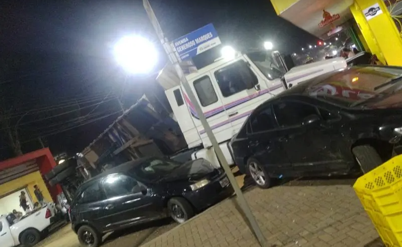Carreta sem freios atinge dezenas de veículos no Paraná; vídeo