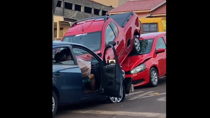 Homem transtornado gera confusão após bater carro em veículos de revendedora em Ubiratã
