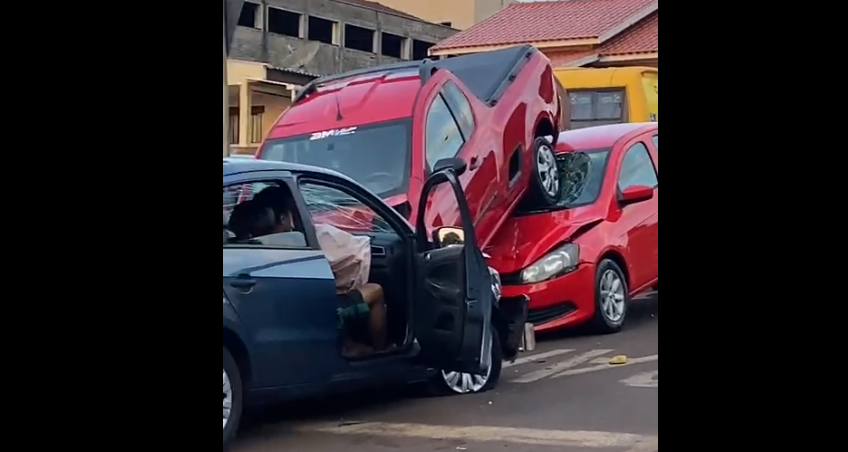 Homem transtornado gera confusão após bater carro em veículos de revendedora em Ubiratã