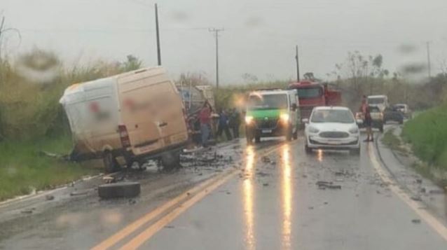 Motorista morre em colisão frontal entre van e caminhão na região